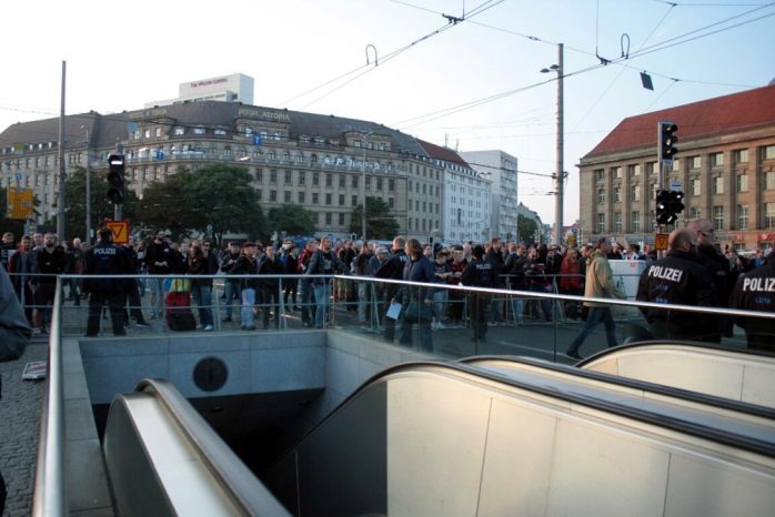 18: 40 Uhr: Gegendemonstranten in unmittelbarer Nähe des Willy-Brandt-Platzes. Manche dürften einzelne Legida-Teilnehmer längst wiedererkennen nach all den Monaten. Foto: L-IZ.de