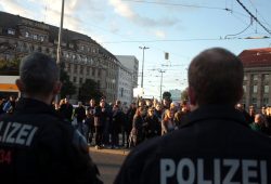 19:00 Gegendemonstranten sagen Willkommen - zu den Flüchtlingen. Foto: L-IZ.de