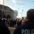19:00 Gegendemonstranten sagen Willkommen - zu den Flüchtlingen. Foto: L-IZ.de