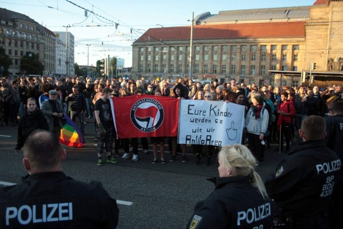 19:05 Die AntiFa steckt das Gelände ab. Foto: L-IZ.de