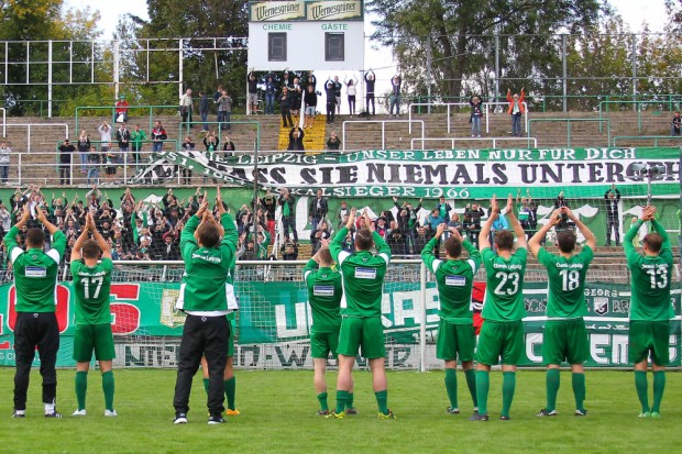 Der Landesliga-Spitzenreiter konnte sich bei 921 Fans bedanken. Foto: Jan Kaefer