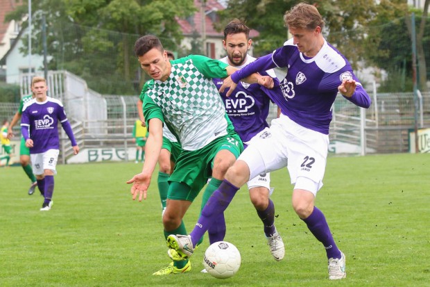Tommy Kind - hier im Zweikampf mit dem Pirnaer Falk van Kolck - blieb das 3:0 vorbehalten. Foto: Jan Kaefer