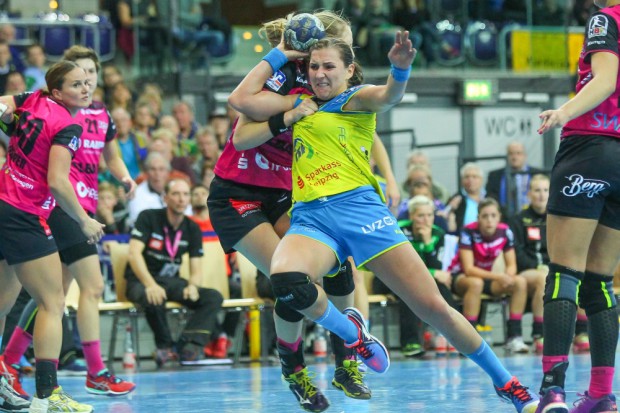 Kraftprobe: Karolina Kudlacz-Gloc mit unwiderstehlichem Zug zum Tor. Foto: Jan Kaefer