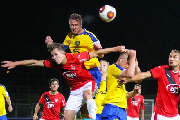 Lok-Kapitän Markus Krug gewinnt das Kopfballduell. Foto: Jan Kaefer