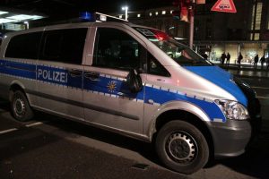 21 Uhr Beschädigtes Fahrzeug der Polizei. Foto: L-IZ.de