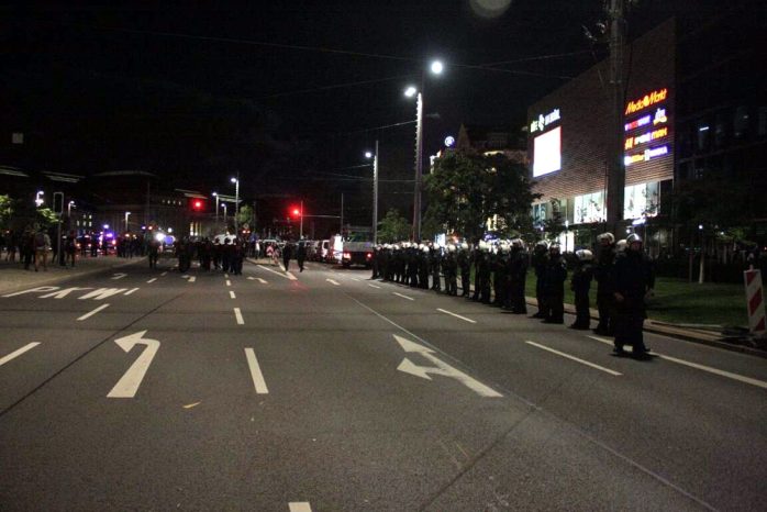 21:00 Uhr Der Goerdelerring ist dichtgemacht, damit Legida abziehen kann. Foto: L-IZ.de