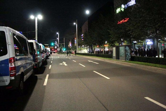 21:03 Uhr am Hallischen Tor schützt die Polizei den Abgang von Legida nach einem weitgehend friedlichen Abend. Foto: L-IZ.de