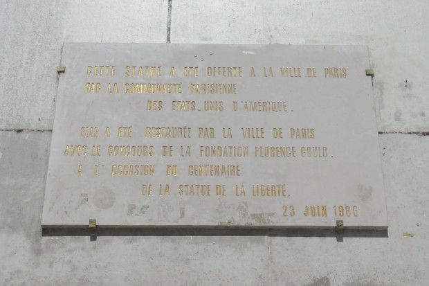 Tafel am Sockel der Pariser Freiheitsstatue. Foto: Patrick Kulow