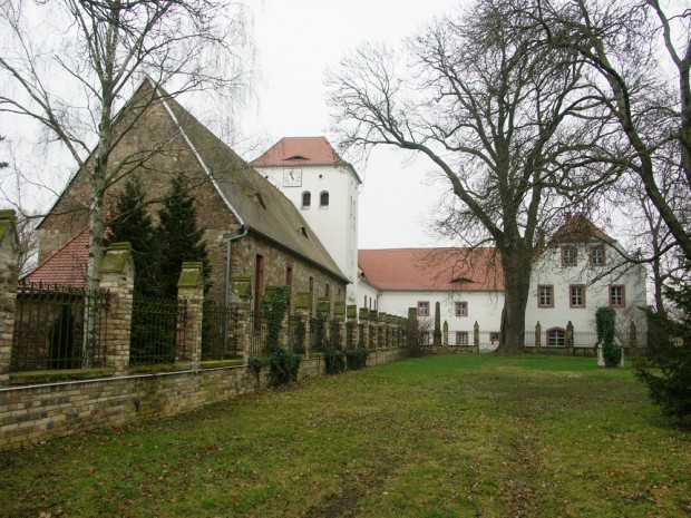 Im 12. Jahrhundert wurde bereits ein Zisterzienser-Klostergut mit einem romanischen Turm errichtet. Ende des 16. Jahrhunderts bekamen die Herrschaften ein neues Schloss und 1745 wurde die Kirche neu gebaut. Foto: Karsten Pietsch