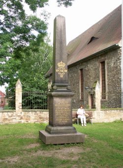 Seit 1907 erinnert ein Obelisk an die 1707 geschlossene Altranstädter Konvention. Sie bedeutete evangelisch-lutherische Glaubensfreiheit für Schlesien. Foto: Karsten Pietsch