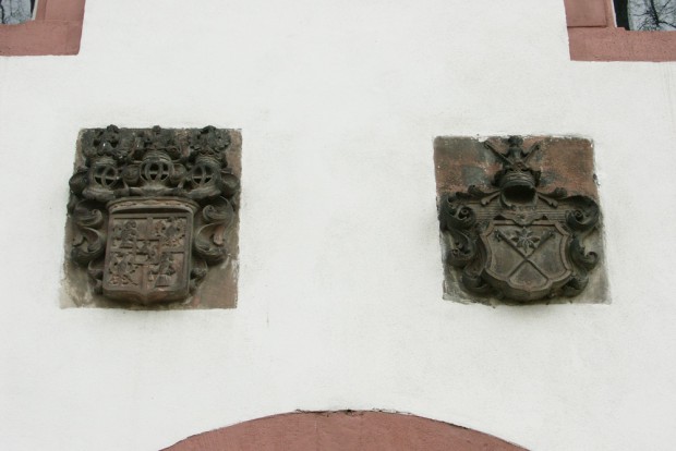 Erinnerung an frühere Schlossbesitzer: Wappen überm Tor. Foto: Karsten Pietsch