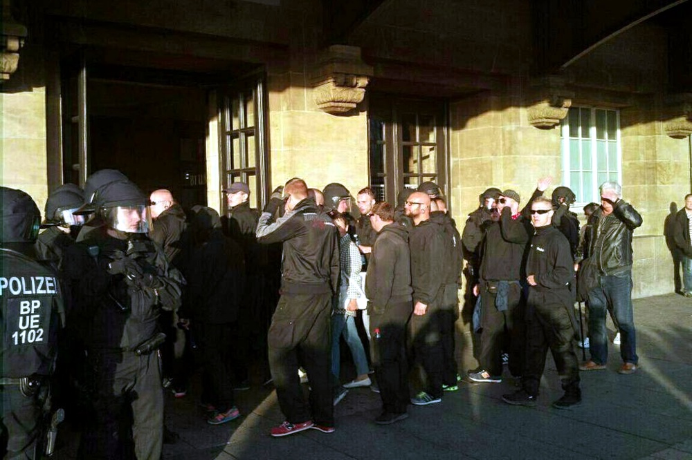 Am Hauptbahnhof Westseite gehts rein. Die Demonstration ist damit abschließend beendet. Foto: L-IZ.de