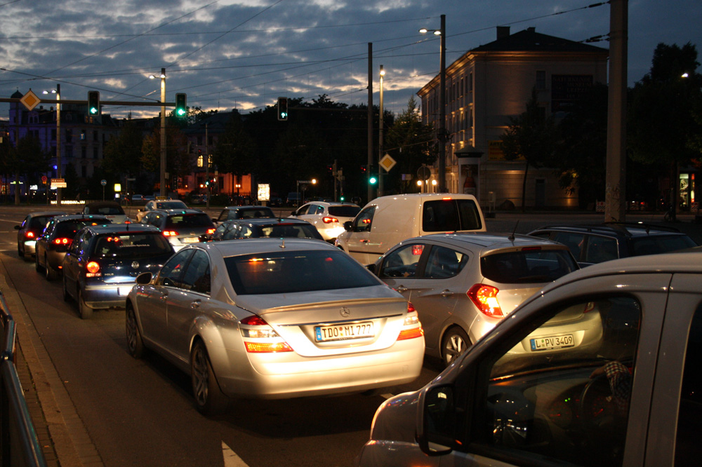 Pkw an der Ampel am Goerdelerring: Der Anteil des motorisierten Individualverkehrs sinkt in Leipzig. Foto: Ralf Julke