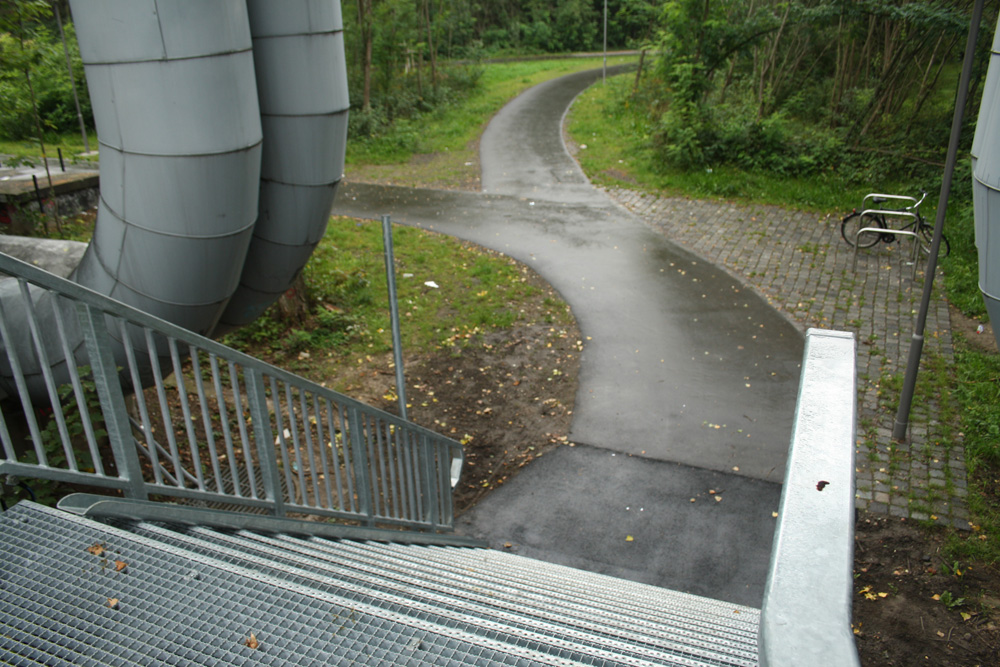 Blick von der Bahnsteighöhe auf die neue Treppe und die neue Wegezuführung. Foto: Ralf Julke