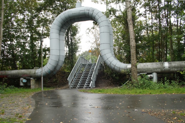 Blick von unten auf den neuen Treppenzugang zum S-Bahn-Haltepunkt Anger-Crottendorf. Foto: Ralf Julke