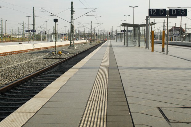 Bahnsteig 12, ganz draußen bei D: Er scheint sich bis ins Unendliche des Mastenwaldes zu erstrecken. Foto: Ralf Julke
