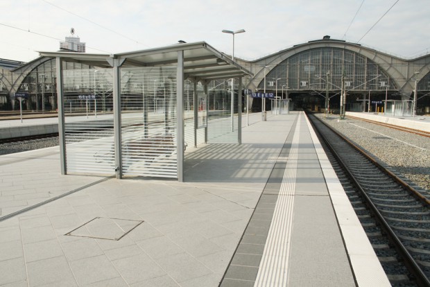 Überdachte Wartehäuschen bieten draußen vor der Bahnhofshalle Schutz. Foto: Ralf Julke