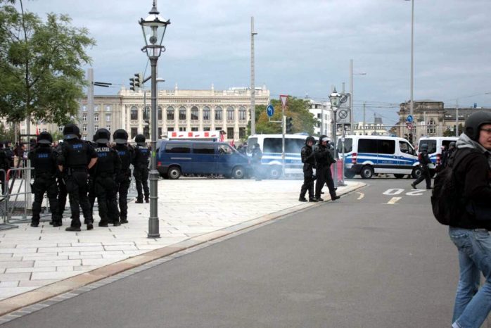 Böller fliegen von beiden Seiten - die Polizei trennt die Lager am Wilhelm Leuschner Platz