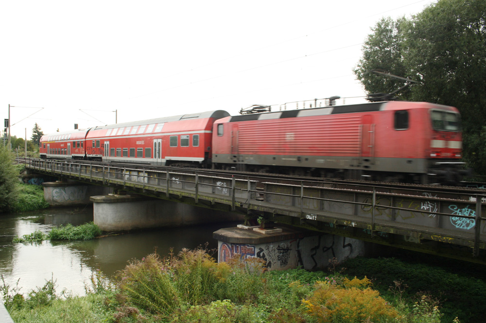 Manchmal fahren auch noch solche Züge über die Brücke über die Weiße Elster. Foto: Ralf Julke