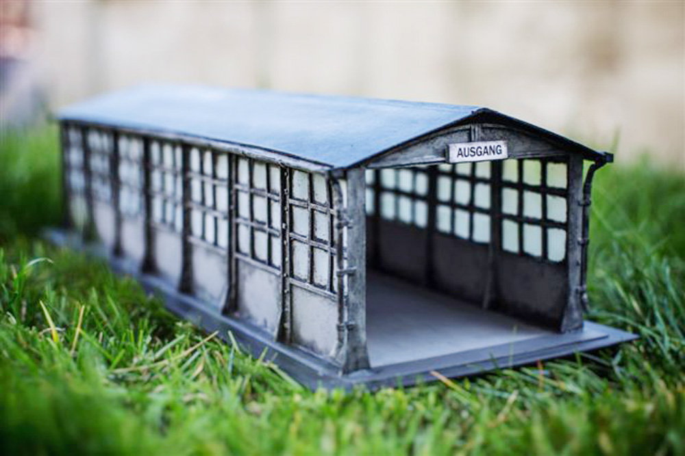 Die alte Einhausung, die auf dem Gelände neu aufgestellt wurde - hier als Rasenmodell. Foto: Stiftung "Ecken wecken"