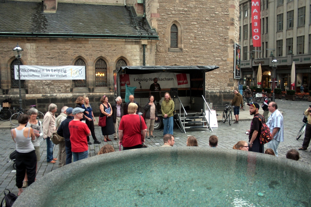 Circa 30 Teilnehmer versammelten sich vor der Nikolaikirche. Foto: Alexander Böhm