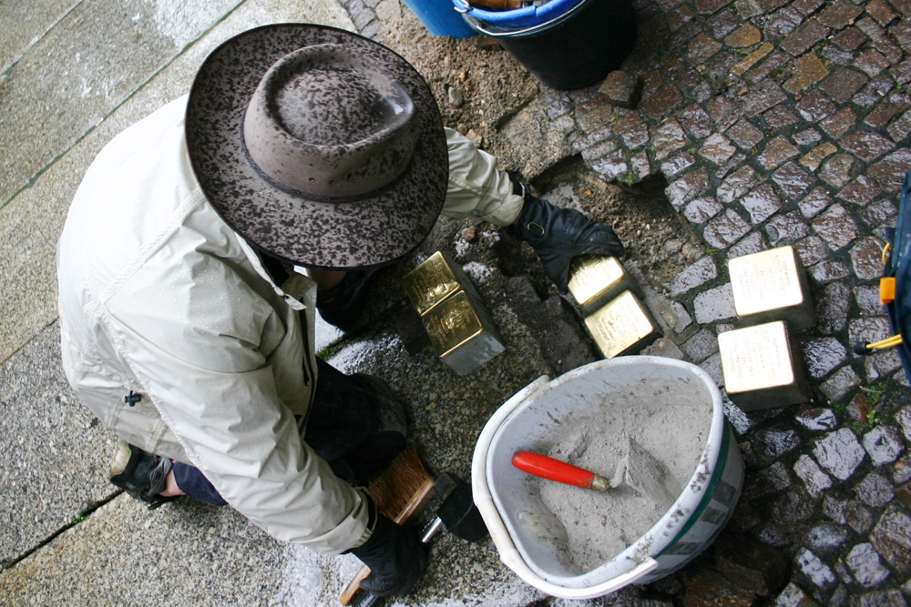 Auch bei Nieselwetter: Gunter Demnig verlegt Stolpersteine in Leipzig. Foto: Ralf Julke