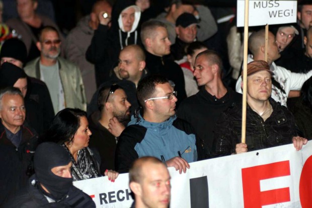 Links unten und doch vermummt. Demoauflagen? Vollkommen egal. Foto: L-IZ.de