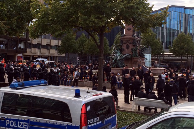 Die Abschlussdemo von OfD am Mendebrunnen gegen 17 Uhr. Foto: L-IZ.de