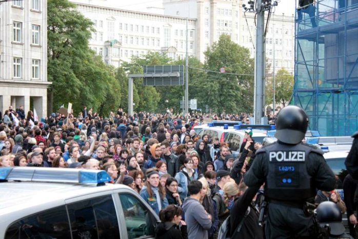 Die Gegendemo ist wieder vor dem Stadtwerkegebäude links am Gewandhaus angekommen. Foto: L-IZ.de
