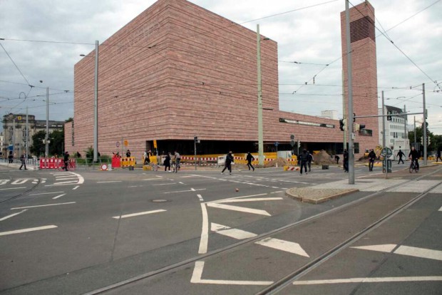 Die Gewalt eskaliert - Steine fliegen