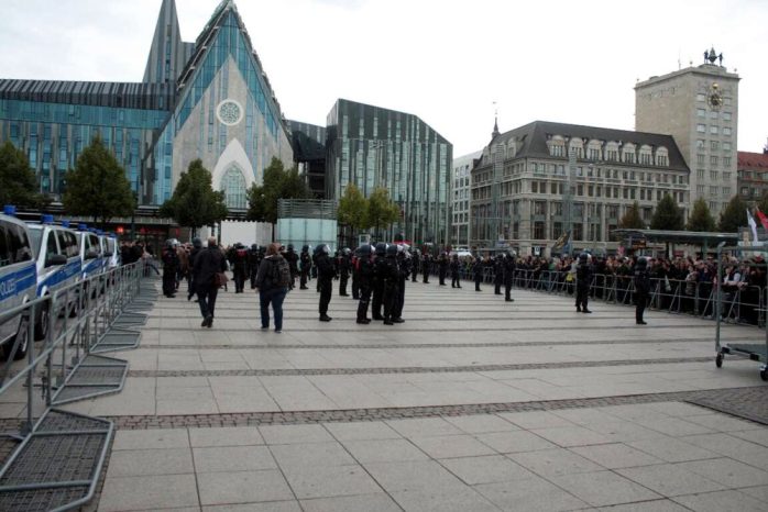 Die Lager sind durch Polizei und Gitter getrennt - die Gegendemonstranten in der deutlichen Überzahl derzeit