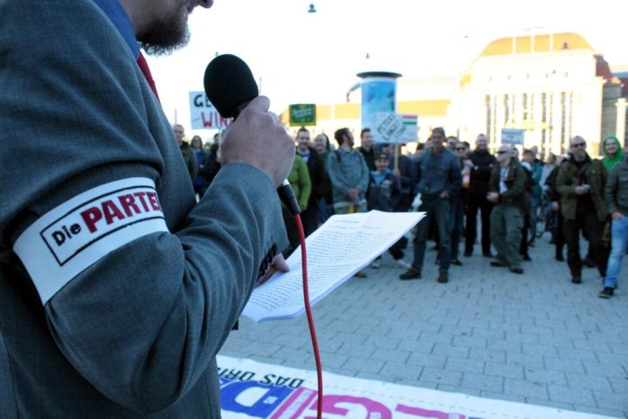 Die Partei erobert den kleinen Willy Brandt Platz. Foto: L-IZ.de