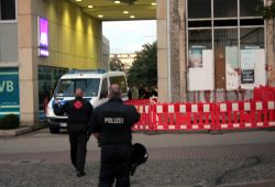 Die Polizei verhindert ein Betreten der Legida-Route durch Gegendemonstranten. Foto: L-IZ.de