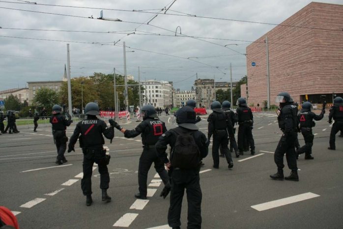 Die Polizeibeamten wurden heute auch zum Ziel der Gegendemonstranten