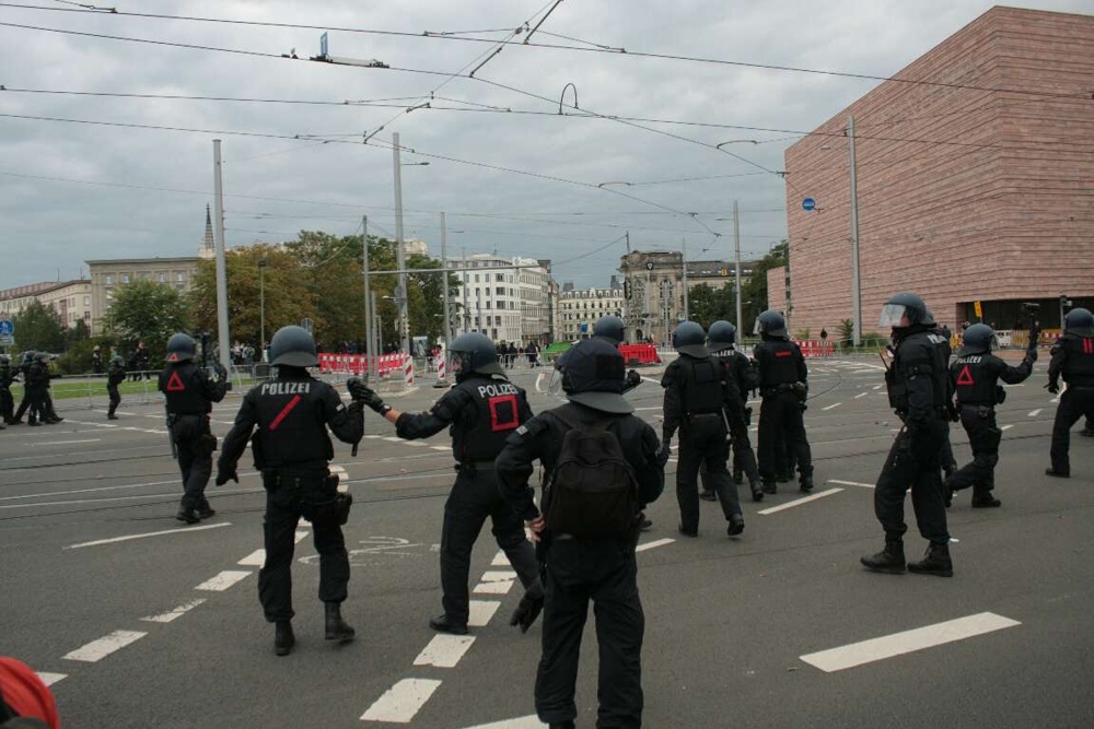 Die Polizeibeamten wurden heute auch zum Ziel der Gegendemonstranten
