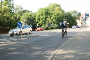 Dieser Radfahrer macht's richtig: Gar nicht erst am Rand über die Gullis fahren, sondern in der Fahrbahnmitte. Foto: Ralf Julke