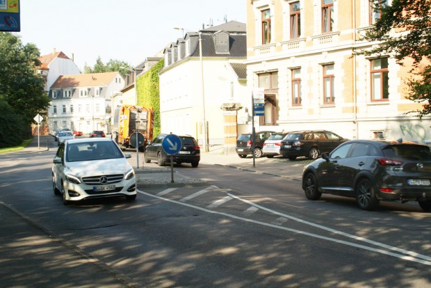 Eigentlich soll die Fußgängerinsel den Verkehrsfluss bremsen, aber es wird in beiden Richtungen trotzdem mit Highspeed durchgefahren. Foto: Ralf Julke