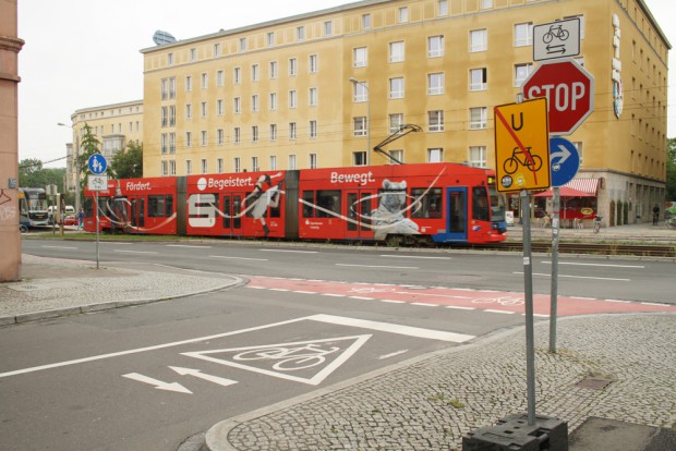 Neue Warnzeichen an der Emilienstraße: Vorsicht, Radfahrer von beiden Seiten! Foto: Ralf Julke