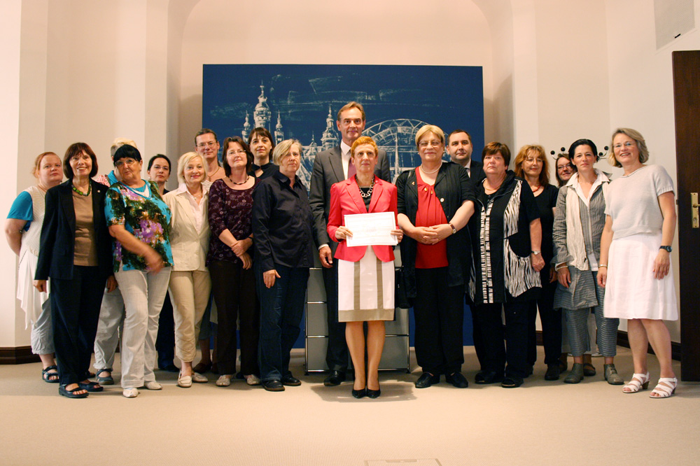 Gruppenbild mit OBM: Unterzeichnung der EU-Charta 2012. Foto: Ralf Julke