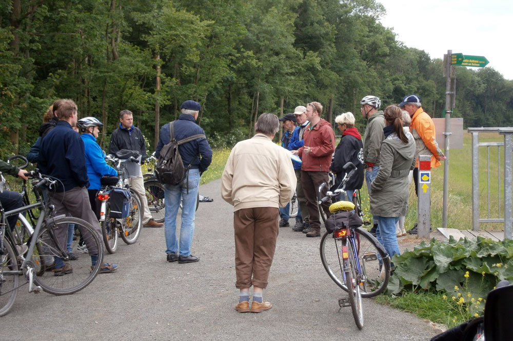 Mit dem Fahrrad kann man die Natur der Auenlandschaft genießen und das vielfach verzweigte ehemalige Flusssystem der Luppe erkunden. Foto: NABU Sachsen