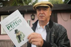 Der Autor mit seinem Buch "Finanzrevisor Pfiffig in der DDR". Foto: Ralf Julke