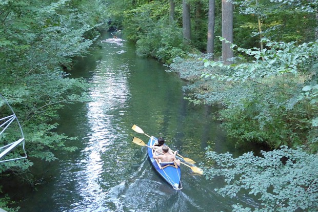 Alle 30 Meter das nächste Boot: Der Floßgraben während der Abendsperrzeit am 30. August. Foto: Wolfgang Stoiber, NuKla e.V.