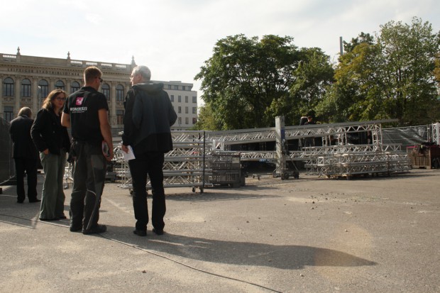 Gesine Oltmanns, Sebastian Stingl (Fa. Wonneberger) und Prof. Ronald Scherzer-Heidenberger beim Aufbaubeginn für den Veranstaltungskubus. Foto: Ralf Julke