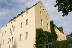 Auf einem Bergsporn über der Wyhra thront das Frohburger Schloss und das einstige Rittergut in der Nachbarschaft. Foto: Karsten Pietsch