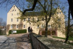 Herrschaftssitz, Wohnungen, Kindergarten, Bibliothek gab es hier einst, Museum Schloss-Café und Musikschule sorgen heute für Leben im Schloss! Foto: Karsten Pietsch