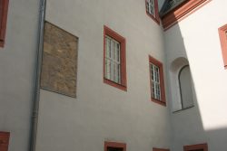 Zeitsprünge an den Fassaden im Hof: Wie Eingerahmt wirkt Mauerwerk in Pietra-Rasa-Technik aus der Romanik. Foto: Karsten Pietsch