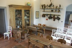 In der Frohburger Schloss-Schule lernen Kinder kennen, wie Uroma und Uropa lernten. Und erwachsene Familien-, Klassentreffen, Firmen und Vereine absolvieren eine Aufnahmeprüfung. Bis hin zur „Alkoholischen Gärung“. Foto: Karsten Pietsch