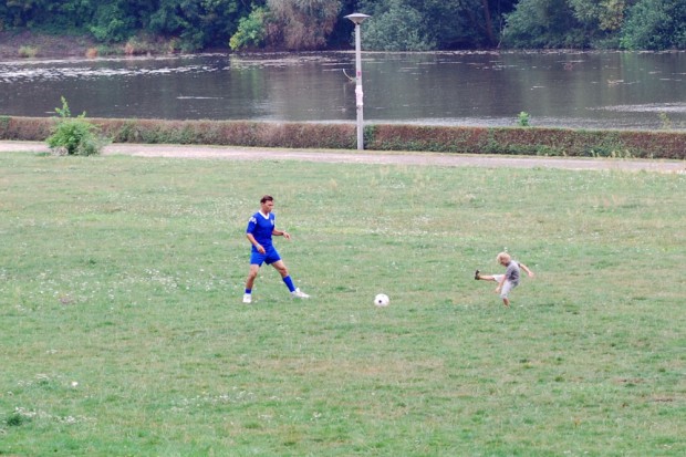 Keine Berührungsängste: Ein kleiner Junge beim Fußballspielen mit einem Flüchtling am Wagner-Hain. Foto: L-IZ.de