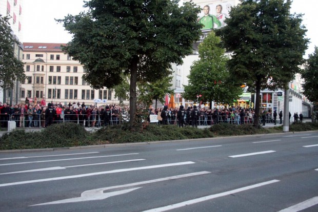 Gegenproteste am Leipziger Ring Höhe Messehochhaus. Foto: L-IZ.de