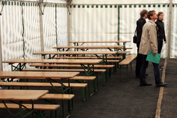 Im beheizbaren Verpflegungszelt werden Mahlzeiten in Schichten ausgeteilt. Foto: Sebastian Beyer